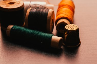 Vintage makara iplik ve ahşap arka plan üzerinde yüksük