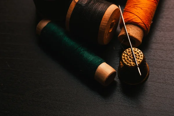 Vintage reel van draad en een vingerhoed op een houten achtergrond — Stockfoto