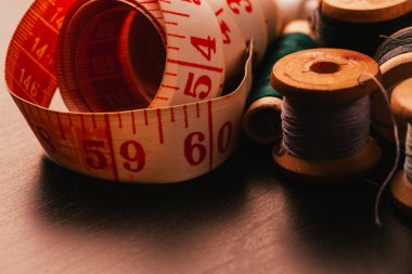 iş parçacığı yüksük ve ahşap arka plan üzerinde ölçüm bandı çok Vintage biriktirir