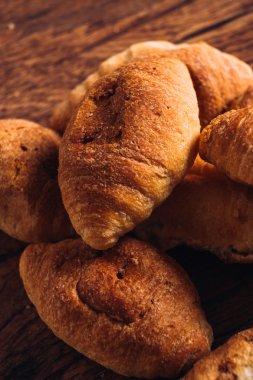 Ahşap arka plan üzerinde reçelli kruvasan