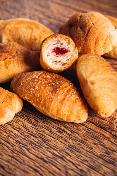 Croissant, lekvár, egy fából készült háttér — Stock Fotó