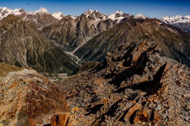 Gürcistan 'ın Kafkasya bölgesindeki Ushba Zirvesi' nde yürüyüş yolu ve kar tepeleri olan manzaralı dağ manzarası. Yüksek kalite fotoğraf