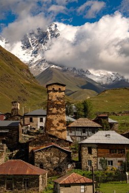 Arka planda Shkhara Dağı ile Ushguli Köyü: Antik Taş Kuleler ve Georgias Kafkasya Dağları 'nın nefes kesici manzaralarının yer aldığı Unesco Dünya Mirası Alanı. Yüksek kalite fotoğraf