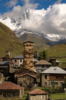 Arka planda Shkhara Dağı ile Ushguli Köyü: Antik Taş Kuleler ve Georgias Kafkasya Dağları 'nın nefes kesici manzaralarının yer aldığı Unesco Dünya Mirası Alanı. Yüksek kalite fotoğraf