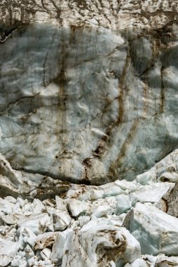 Ushguli Gürcistan yakınlarındaki Kafkasya Dağları 'ndaki Shkhara Buzul Terminali: Buz Duvarı, Moraine ve Rocky Önzemininin dramatik manzarası. Yüksek kalite fotoğraf