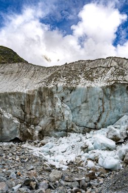 Ushguli Gürcistan yakınlarındaki Kafkasya Dağları 'ndaki Shkhara Buzul Terminali: Buz Duvarı, Moraine ve Rocky Önzemininin dramatik manzarası. Yüksek kalite fotoğraf
