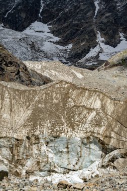 Ushguli Gürcistan yakınlarındaki Kafkasya Dağları 'ndaki Shkhara Buzulu: Engebeli tepeleri, kayaları ve sisli gökyüzü olan görkemli Alp manzarası. Yüksek kalite fotoğraf
