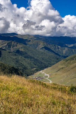 Svaneti Georgia yakınlarındaki Ushguli Dağı 'nda yürüyüş yapmak: Kafkasya boyunca yeşil vadiler ve bulutlarla giden manzara yolu. Yüksek kalite fotoğraf