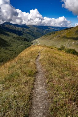 Svaneti Georgia yakınlarındaki Ushguli Dağı 'nda yürüyüş yapmak: Kafkasya boyunca yeşil vadiler ve bulutlarla giden manzara yolu. Yüksek kalite fotoğraf