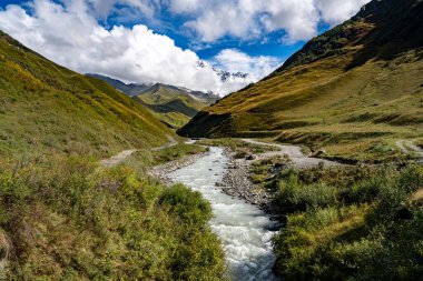 Svaneti Georgia yakınlarındaki Ushguli Dağı Vadisi: Alp manzaralı ve dramatik bulutlu Kafkasya 'dan geçen Manzaralı Yürüyüş Yolu. Yüksek kalite fotoğraf