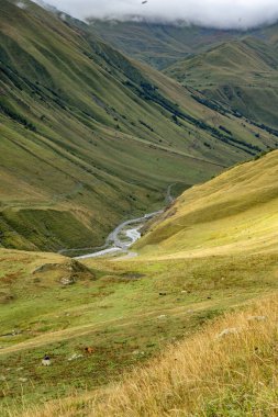 Svaneti Georgia yakınlarındaki Ushguli Dağı Vadisi: Alp manzaralı ve dramatik bulutlu Kafkasya 'dan geçen Manzaralı Yürüyüş Yolu. Yüksek kalite fotoğraf