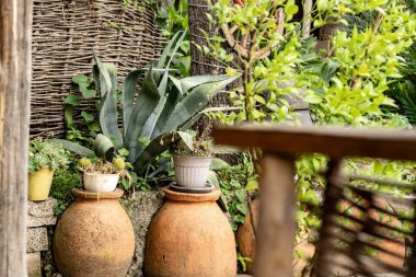 Geleneksel Gürcistan kil sürahileri ve kaseleri köy bahçesindeki ahşap fıçıya yerleştirildi. Kültür ve zanaatkarlığı simgeliyor. Yüksek kalite fotoğraf