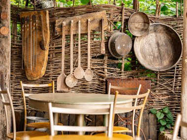 Geleneksel Gürcistan Açık Mutfak Rustik Ahşap Utensiller, Wicker Wall ve Eski Mobilyalar Otantik Kırsal Atmosfer Oluşturuyor. Yüksek kalite fotoğraf