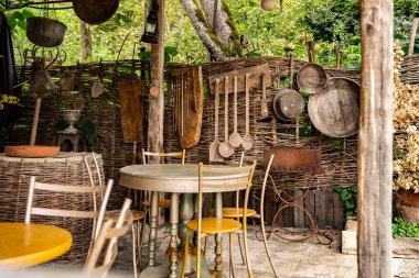 Geleneksel Gürcistan Açık Mutfak Rustik Ahşap Utensiller, Wicker Wall ve Eski Mobilyalar Otantik Kırsal Atmosfer Oluşturuyor. Yüksek kalite fotoğraf