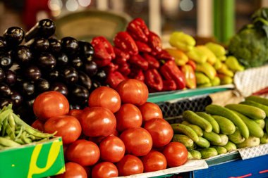 Kutaisi Georgia 'daki markette sergilenen renkli taze sebzeler: Domates, biber, patlıcan, soğan ve salatalık sembolize eden yerel hasat ve geleneksel gıda kültürü. Yüksek kalite fotoğraf