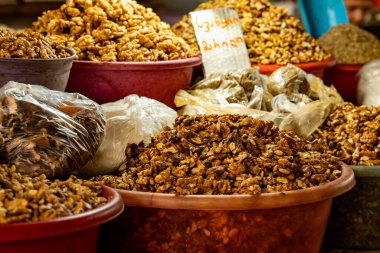 Georgia 'daki Kutaisi pazarında sergilenen fındık ve ayçiçeği tohumlarını kapatın. Yerel hasatı ve doğal besinleri sembolize ediyor. Yüksek kalite fotoğraf