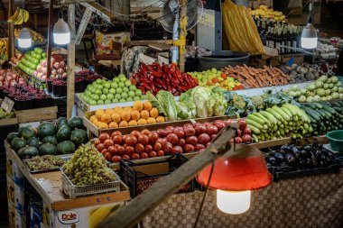 Kutaisi Georgia 'daki markette sergilenen renkli taze sebzeler: Domates, biber, patlıcan, soğan ve salatalık sembolize eden yerel hasat ve geleneksel gıda kültürü. Yüksek kalite fotoğraf