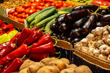 Kutaisi Georgia 'daki markette sergilenen renkli taze sebzeler: Domates, biber, patlıcan, soğan ve salatalık sembolize eden yerel hasat ve geleneksel gıda kültürü. Yüksek kalite fotoğraf