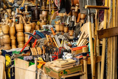 Geleneksel Ahşap El Sanatları ve Mutfak Malzemeleri Kutaisi Market Georgia Yerel El Sanatları ve Halk Kültürü 'nde. Yüksek kalite fotoğraf