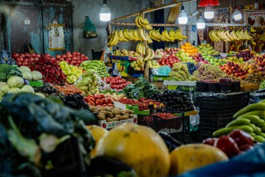 Kutaisi Georgia 'daki markette sergilenen renkli taze sebzeler: Domates, biber, patlıcan, soğan ve salatalık sembolize eden yerel hasat ve geleneksel gıda kültürü. Yüksek kalite fotoğraf