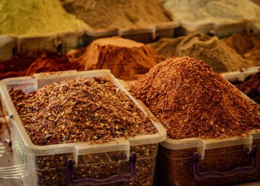 Geleneksel Gürcistan Baharatlarının Renkli Çeşitleri Yerel Mutfak ve Otantik Tatları Temsilen Kutaisi Pazarı 'nda sergilendi. Yüksek kalite fotoğraf