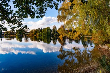 Wesslinger 'da Sonbahar Yansıması Bavyera' da: Renkli ağaçlar, Mavi Gökyüzü ve Almanya 'nın Münih yakınlarındaki Sakin Göl Suyu ile Sakin Manzara. Yüksek kalite fotoğraf