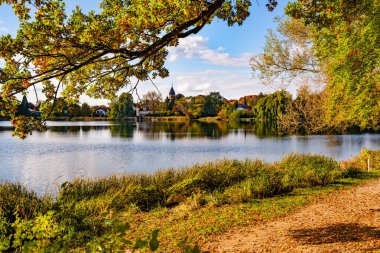 Wesslinger 'da Sonbahar Yansıması Bavyera' da: Renkli ağaçlar, Mavi Gökyüzü ve Almanya 'nın Münih yakınlarındaki Sakin Göl Suyu ile Sakin Manzara. Yüksek kalite fotoğraf