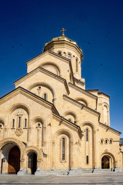 Gürcistan 'daki Kutsal Tiflis Trinity Katedrali: Şehrin Kalbinde Açık Mavi Gökyüzü Altındaki Görkemli Altın Kubbeli Ortodoks Kilisesi. Yüksek kalite fotoğraf