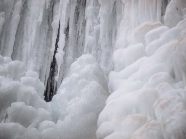 Donmuş Urach Şelalesi, Baden Wuerttemberg Buz Sarkıtları ve Kar Altındaki Kayalar ve Çıplak Ağaçlarla dramatik kış oluşumları. Yüksek kalite fotoğraf