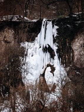 Donmuş Urach Şelalesi, Baden Wuerttemberg Buz Sarkıtları ve Kar Altındaki Kayalar ve Çıplak Ağaçlarla dramatik kış oluşumları. Yüksek kalite fotoğraf