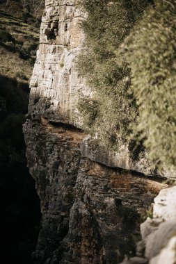 Sicilya 'daki Syracuse yakınlarındaki Gole Della Stretta Kanyonu dramatik kireçtaşı uçurumları, derin kaya oluşumları ve engebeli tabiattaki Akdeniz bitkileri. Yüksek kalite fotoğraf