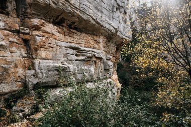 Sicilya 'daki Syracuse yakınlarındaki Gole Della Stretta Kanyonu dramatik kireçtaşı uçurumları, derin kaya oluşumları ve engebeli tabiattaki Akdeniz bitkileri. Yüksek kalite fotoğraf