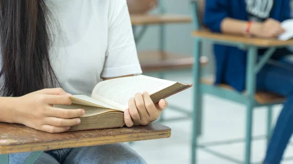 Close Shot Young Female Student Opens Reads Book Classroom Classmates — Fotografia de Stock