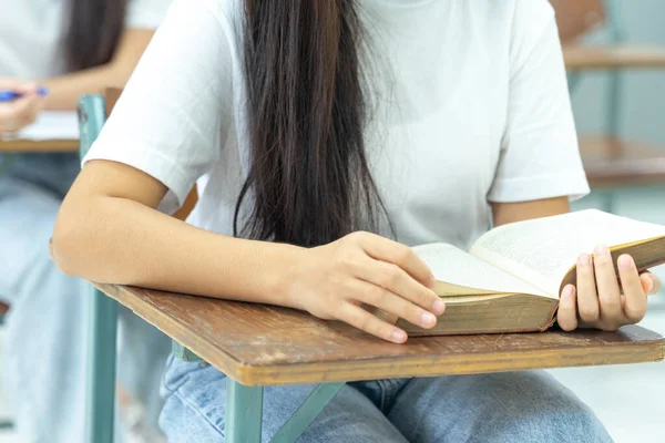 Close Shot Young Female Student Opens Reads Book Classroom Classmates — Fotografia de Stock