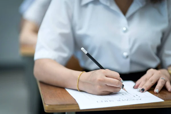 Närbild Unga Universitetsstudenter Koncentrerar Sig Att Göra Tentamen Klassrummet Flickelev — Stockfoto