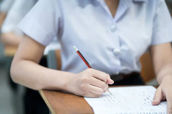 Close Jovens Universitários Concentrar Fazer Exame Sala Aula Menina Estudante — Fotografia de Stock