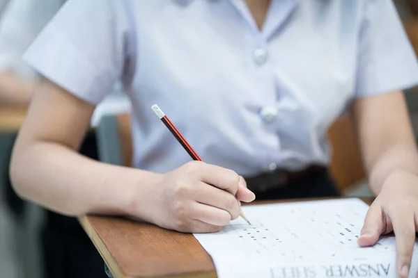 Close Jovens Universitários Concentrar Fazer Exame Sala Aula Menina Estudante — Fotografia de Stock