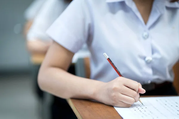 Primer Plano Los Jóvenes Universitarios Concentra Hacer Examen Aula Chica —  Fotos de Stock