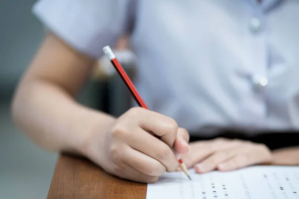 Primo Piano Dei Giovani Studenti Universitari Concentra Sull Esame Classe — Foto Stock