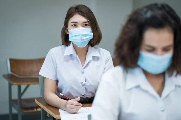 Cheerful College Students Classroom Wear Protective Face Masks Use Antiseptic — Stock Photo, Image