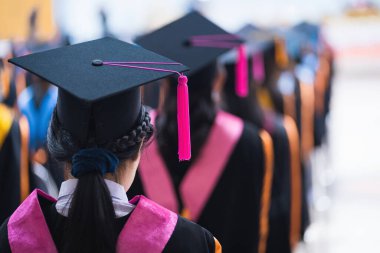 Üniversite mezunlarının Dikiz Bölümleri üniversite mezuniyet töreninde derece ödülü için sıraya girerler. Üniversite mezunları üniversite mezuniyet töreninde toplanıyorlar. Mezunların kalabalığı.