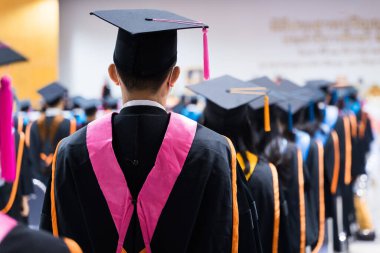 Üniversite mezunlarının Dikiz Bölümleri üniversite mezuniyet töreninde derece ödülü için sıraya girerler. Üniversite mezunları üniversite mezuniyet töreninde toplanıyorlar. Mezunların kalabalığı.