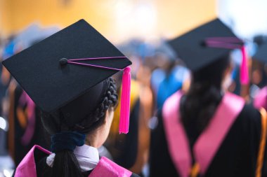 Üniversite mezunlarının Dikiz Bölümleri üniversite mezuniyet töreninde derece ödülü için sıraya girerler. Üniversite mezunları üniversite mezuniyet töreninde toplanıyorlar. Mezunların kalabalığı.