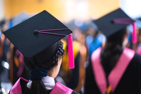 Retrospectiva Los Graduados Universitarios Alinean Para Premio Grado Ceremonia Graduación — Foto de Stock