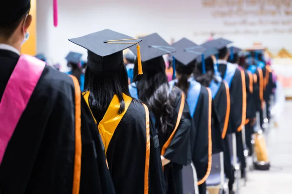 Üniversite mezunlarının Dikiz Bölümleri üniversite mezuniyet töreninde derece ödülü için sıraya girerler. Üniversite mezunları üniversite mezuniyet töreninde toplanıyorlar. Mezunların kalabalığı.