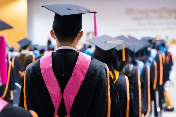 Üniversite mezunlarının Dikiz Bölümleri üniversite mezuniyet töreninde derece ödülü için sıraya girerler. Üniversite mezunları üniversite mezuniyet töreninde toplanıyorlar. Mezunların kalabalığı.