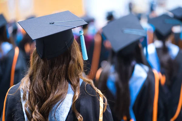 Egyetemi Végzősök Visszapillantása Sorban Áll Egyetemi Diplomaosztó Ünnepségen Egyetemi Diplomások — Stock Fotó