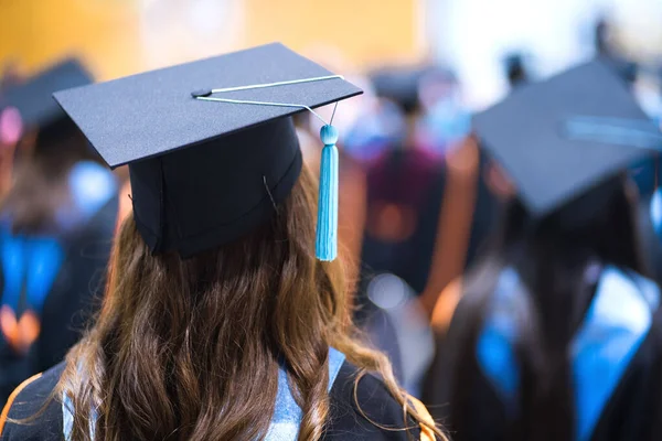 Egyetemi Végzősök Visszapillantása Sorban Áll Egyetemi Diplomaosztó Ünnepségen Egyetemi Diplomások — Stock Fotó