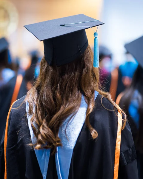 Egyetemi Végzősök Visszapillantása Sorban Áll Egyetemi Diplomaosztó Ünnepségen Egyetemi Diplomások — Stock Fotó