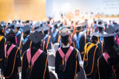 Üniversite mezunlarının dikiz aynaları üniversite mezuniyet töreninde derece ödülü için sırada. Üniversite mezunları üniversite mezuniyet töreninde toplanıyorlar. Mezunların kalabalığı.